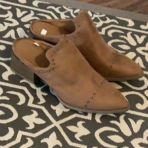 Size 6 1/2 Universal Thread ; Light Brown dress shoes.